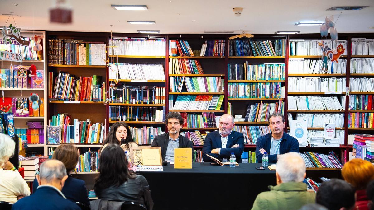 Alba Mourillós, Henrique Alvarellos, Anxo Angueira e Fernando Ramallo, onte, na presentación en Librouro.