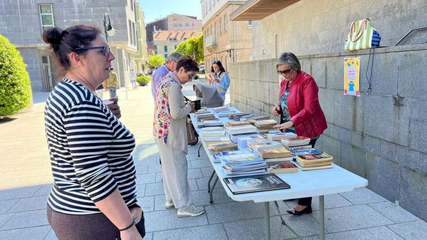 Cangas vuelve a colocar un puesto de libros ante el Concello por las Letras Galegas