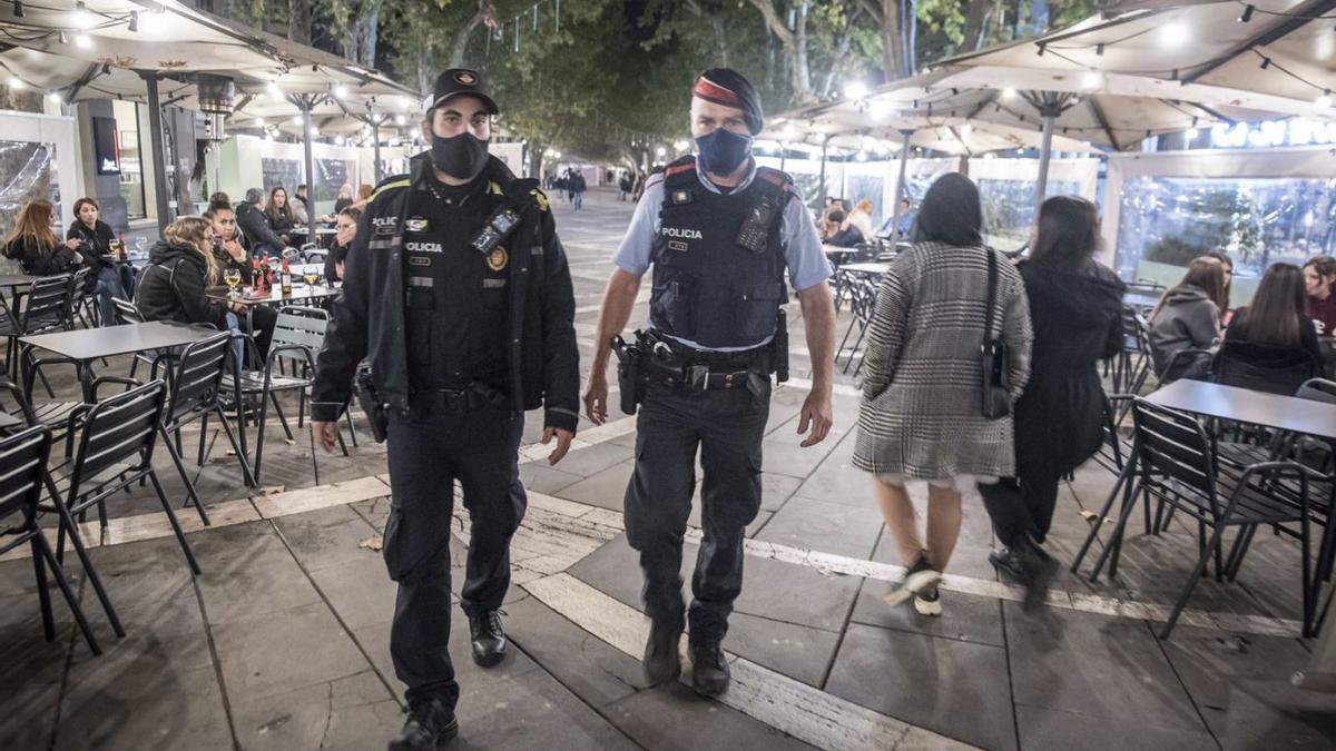 Una patrulla conjunta de Mossos d’Esquadra i Policia Local a Manresa | ARXIU/OSCAR BAYONA
