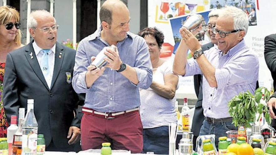 Juan José  Cardona y Pablo Barbero  agitan sus respectivos cócteles en el festival  de ayer en la capital.