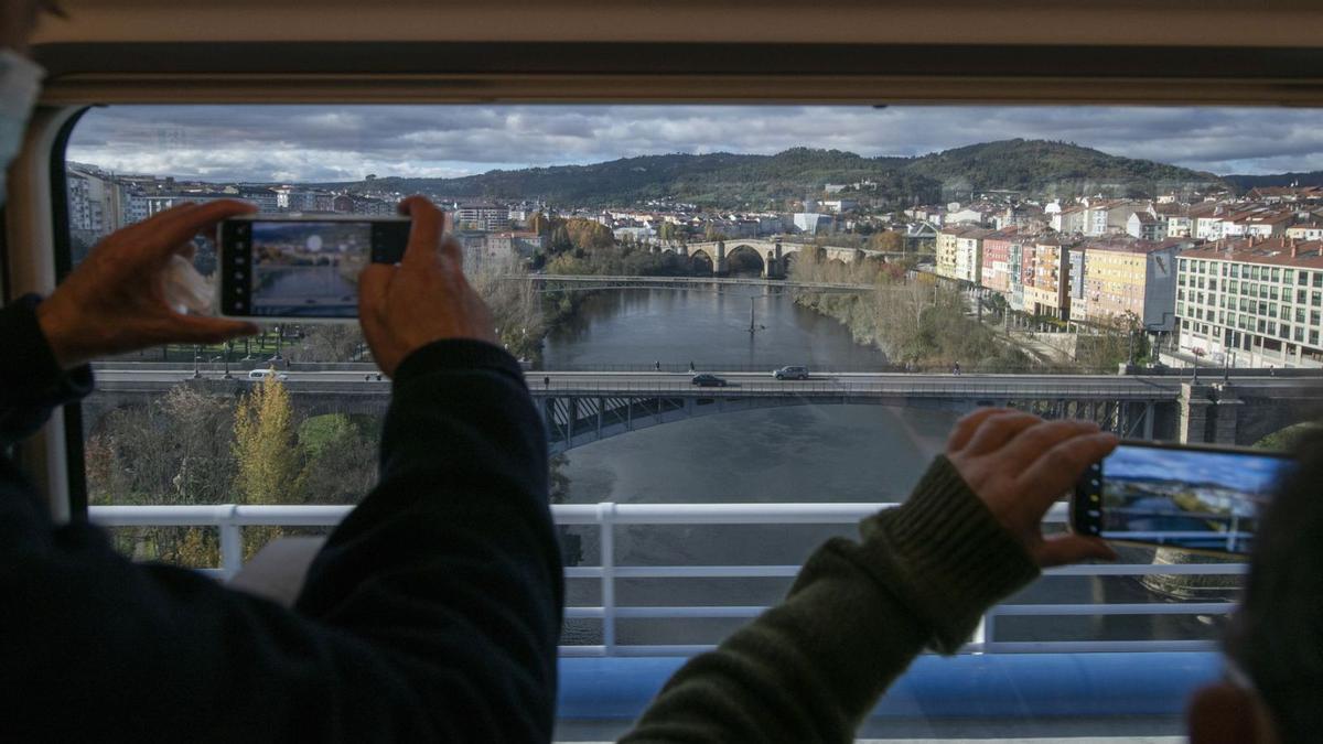 Pasajeros del AVE fotografiando el río Miño a su paso por Ourense, en un viaje de pruebas.   | |