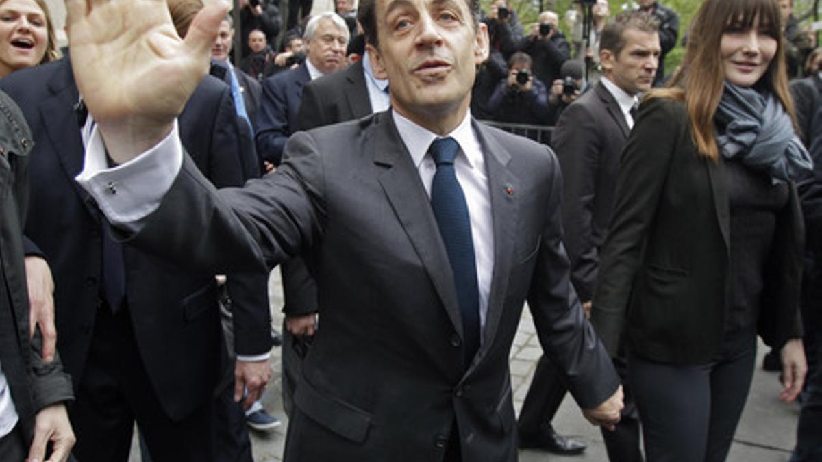 Sarkozy, esta mañana, tras votar, en París.