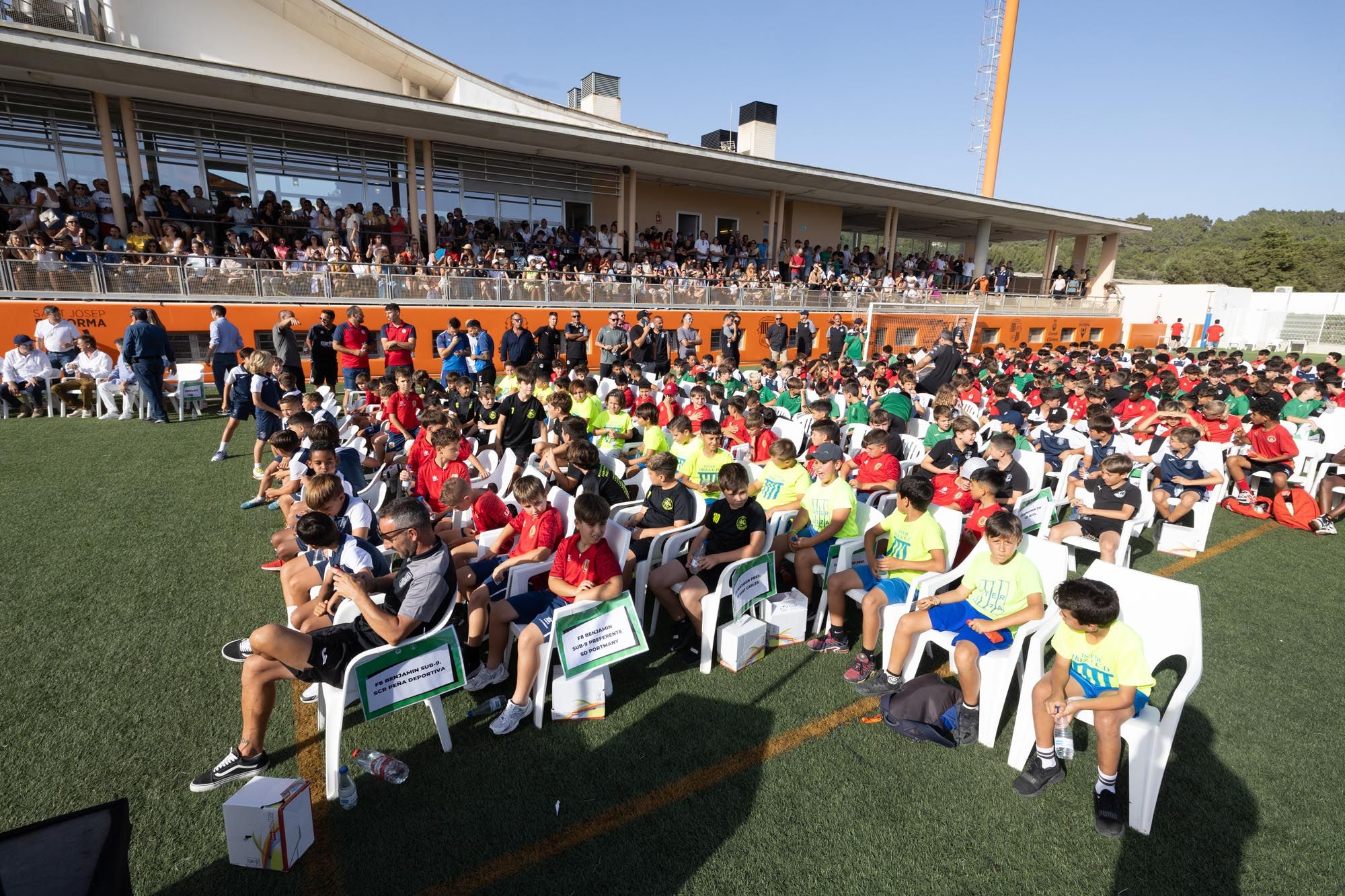 Los más pequeños del fútbol de Ibiza y Formentera levantan sus trofeos de campeones