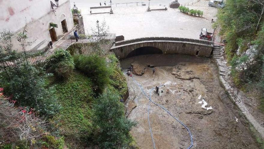 Retirada de las monedas de ofrendas del pozo de Covadonga