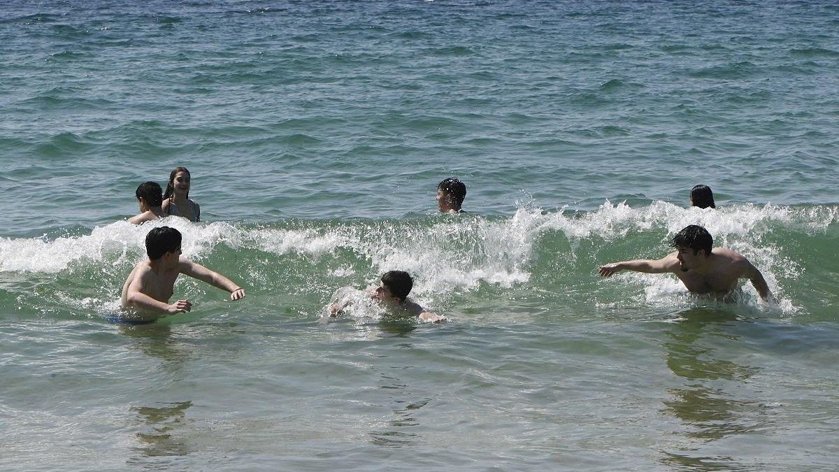 Bañistas en la playa de Samil