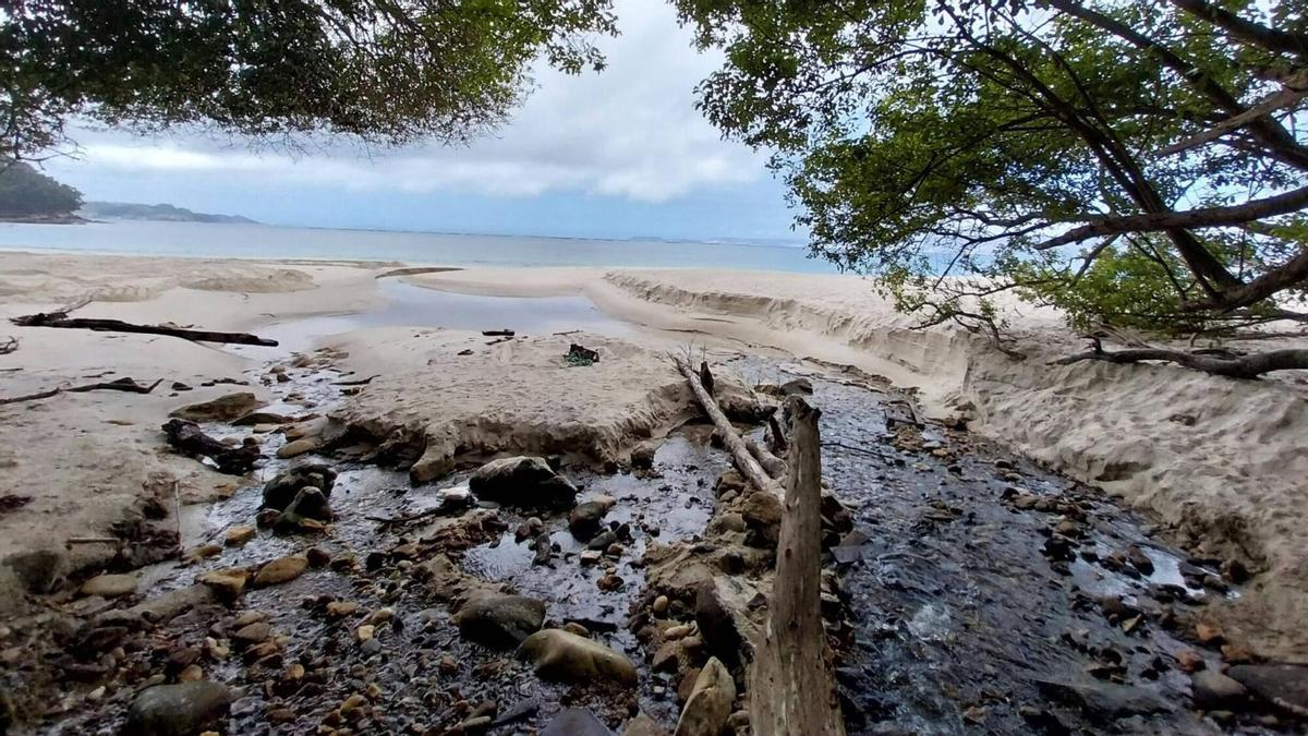 Los efectos sobre la playa de Lapamán del desvío de uno de los cauces fluviales que desembocan en el arenal.