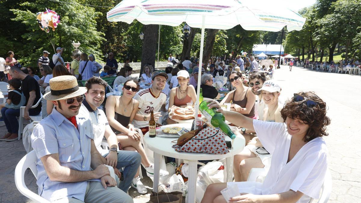 Abanicos, sombrillas y lleno hasta la bandera: el Martes de Campo abarrota el Campo de San Francisco