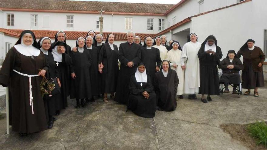 Monseñor Quinteiro Fiuza con las religiosas que participaron en el histórico encuentro. // Alfredo García / J. V.