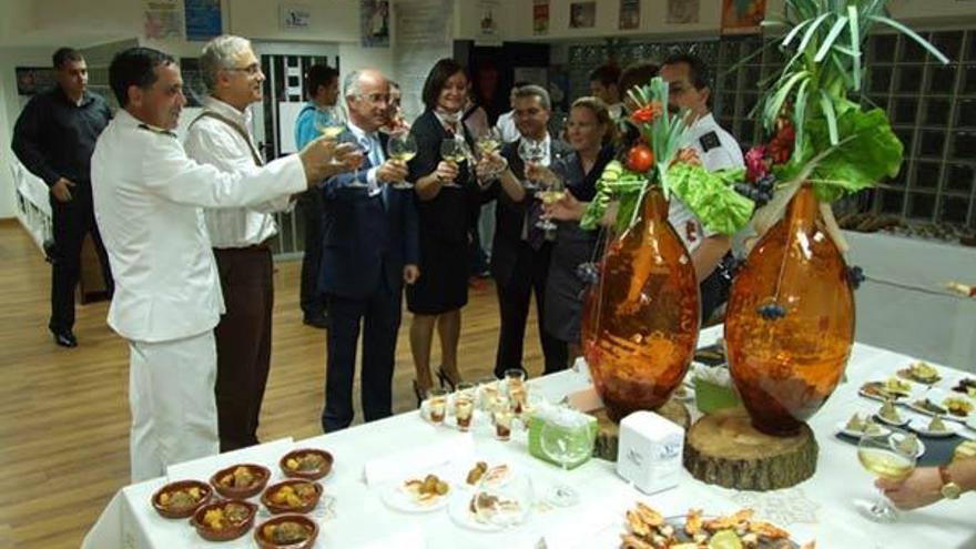 Un brindis por el éxito de la campaña &quot;Marín nun pincho&quot; ante la exposición de las viandas.  // JS.