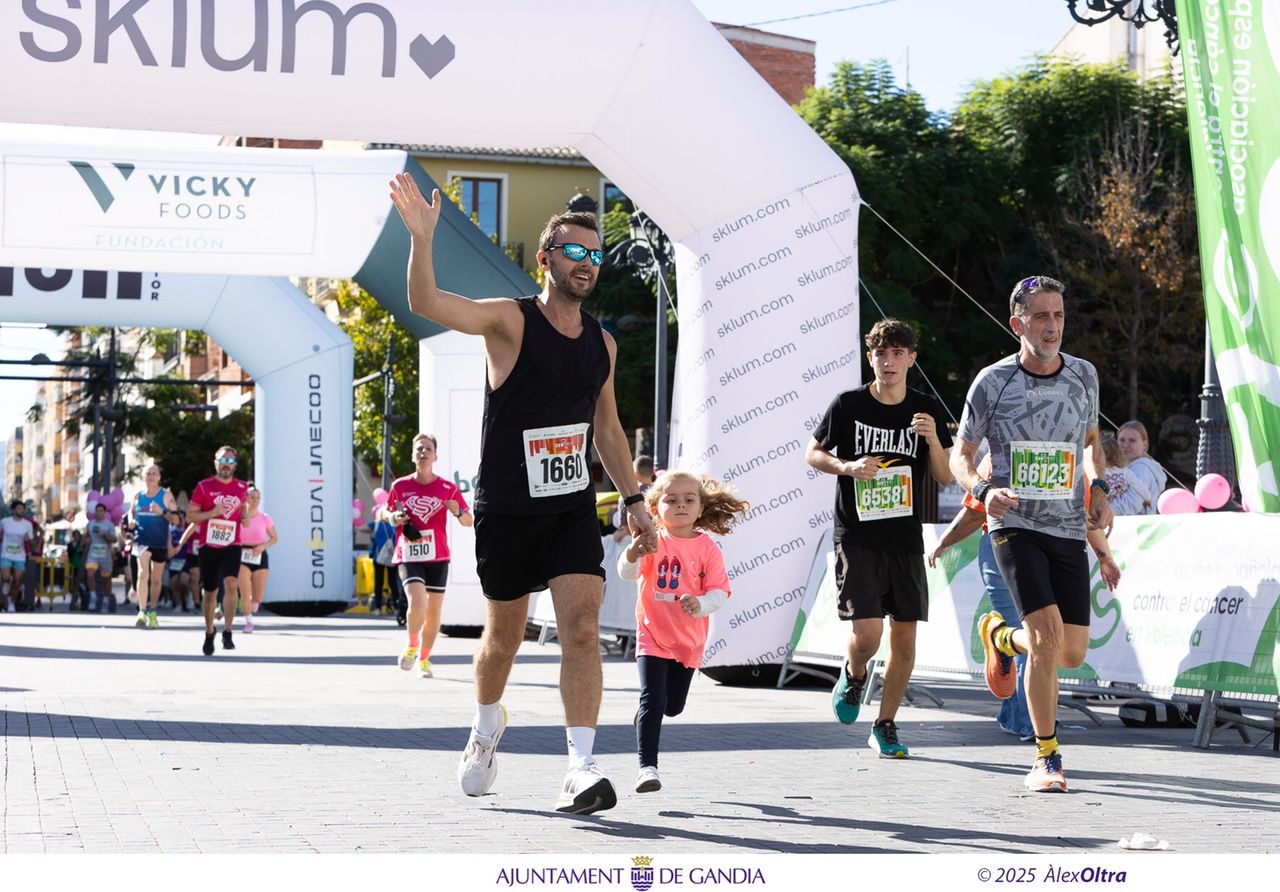 Gandia bate récords de solidaridad en la RunCáncer 2025
