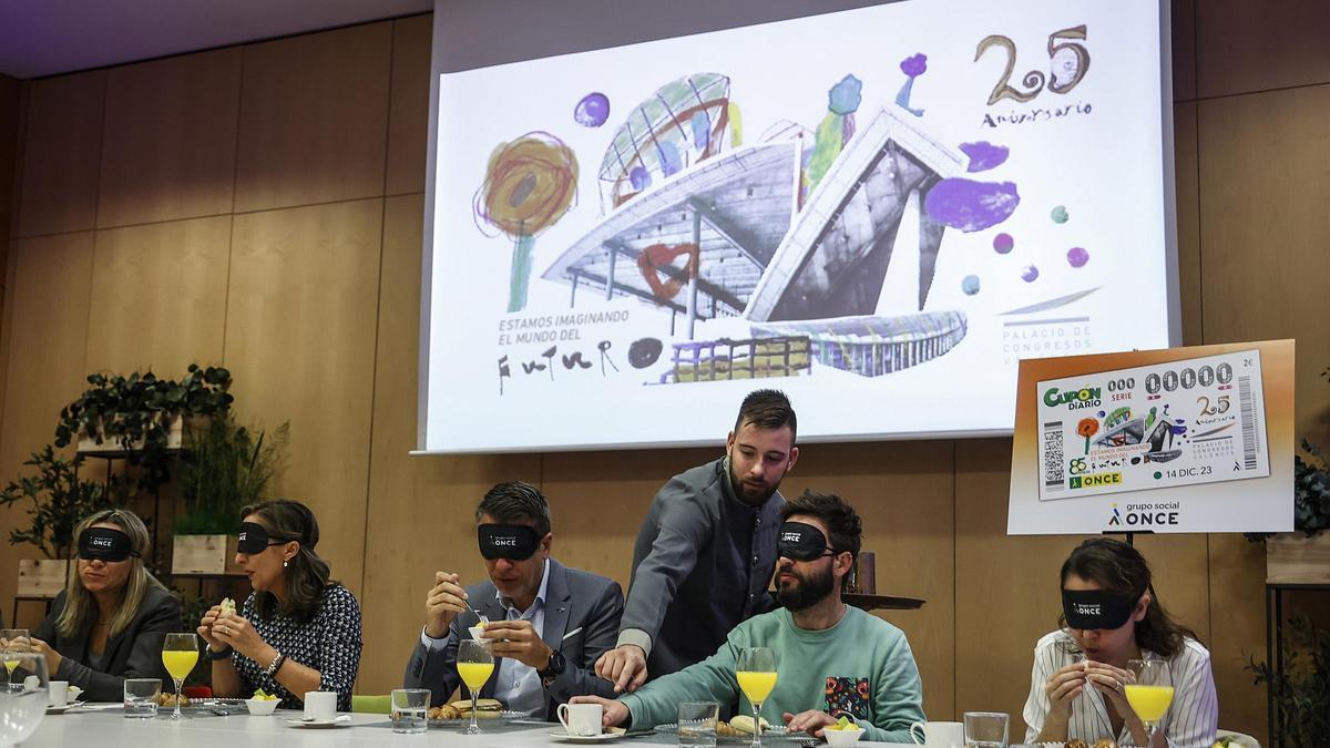 Un momento del desayuno a ciegas organizado en el Palacio de Congresos.