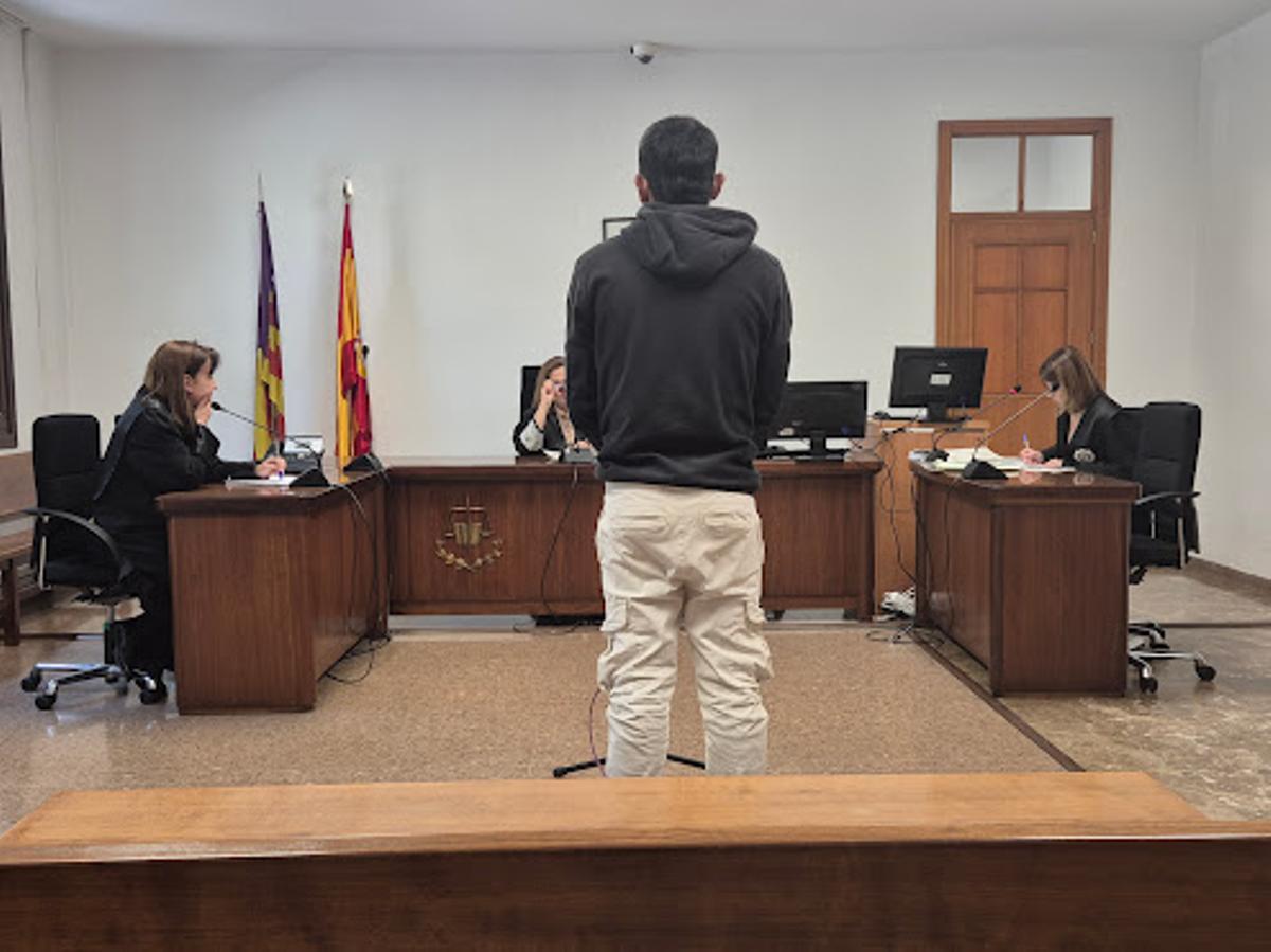 El condenado por dar un botellazo en la cabeza a un hombre en Palma, durante el juicio en Vía Alemania.