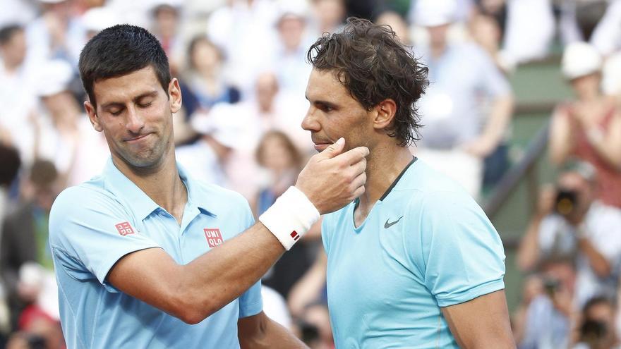 Nadal y Djokovic se saludan tras la final de Rolad Garros 2014, ganada por el mallorquín.