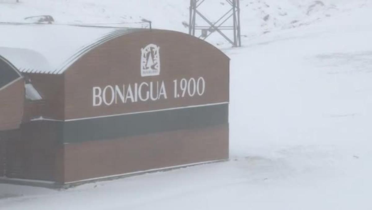 Imatges de neu al Port de la Bonaigua, on el vent acumula neu.