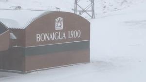 Imatges de neu al Port de la Bonaigua, on el vent acumula neu.