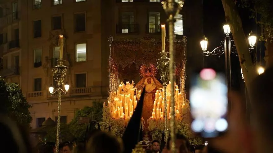 Vídeo | La Esperanza de Triana avanza por la Plaza Nueva