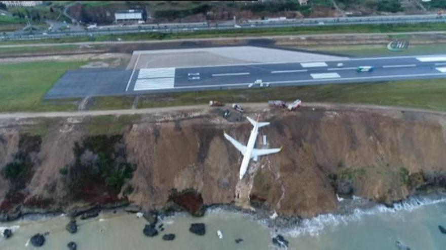 Un avión se queda a escasos metros del mar tras realizar un aterrizaje de emergencia en Turquía