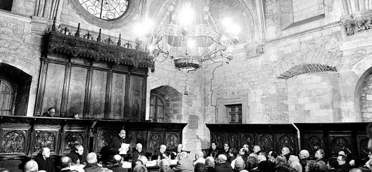 El arzobispo, Jesús Sanz, de pie, en el centro de la sillería gótica del coro, se dirige a los sacerdotes, profesores, políticos, empresarios y público en general que llenaba la Sala Capitular de la Catedral.