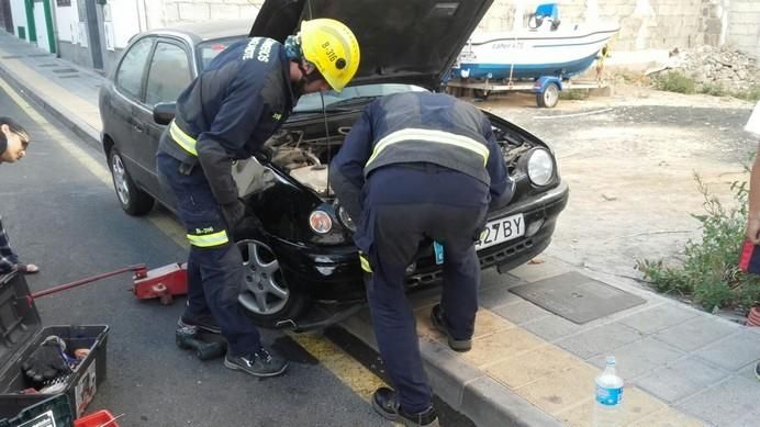 Rescate de un gato atrapado en un automóvil en Arrecife