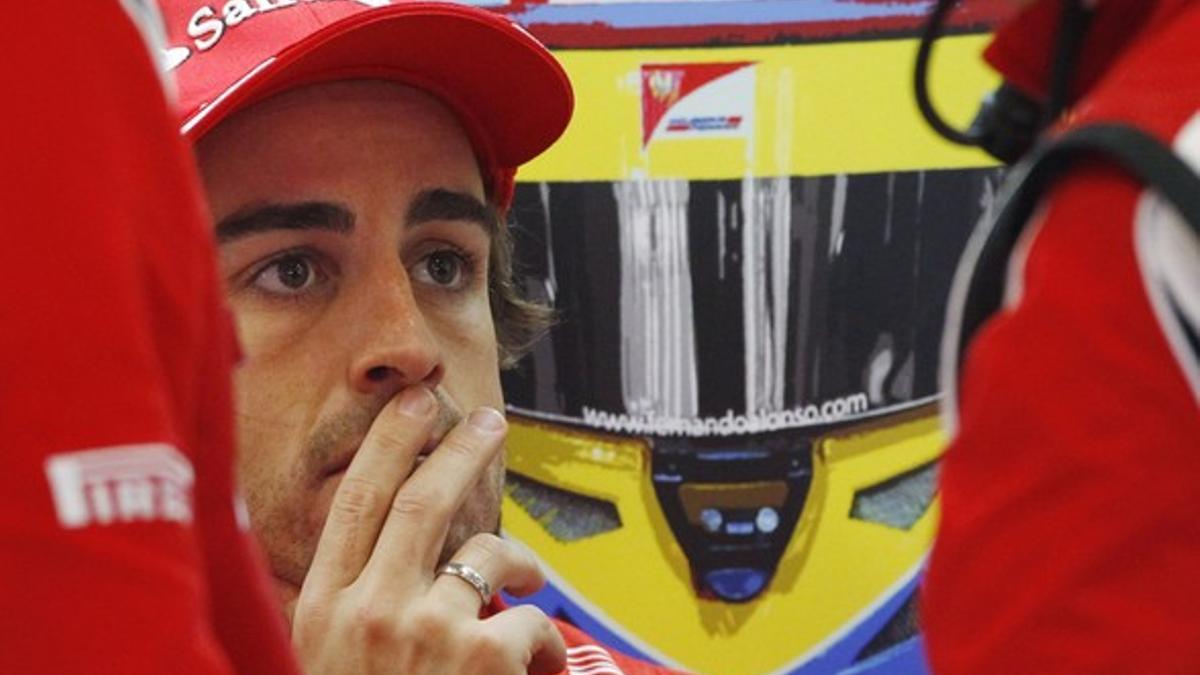 Fernando Alonso, en el garaje de su equipo, en Albert Park, Melbourne.