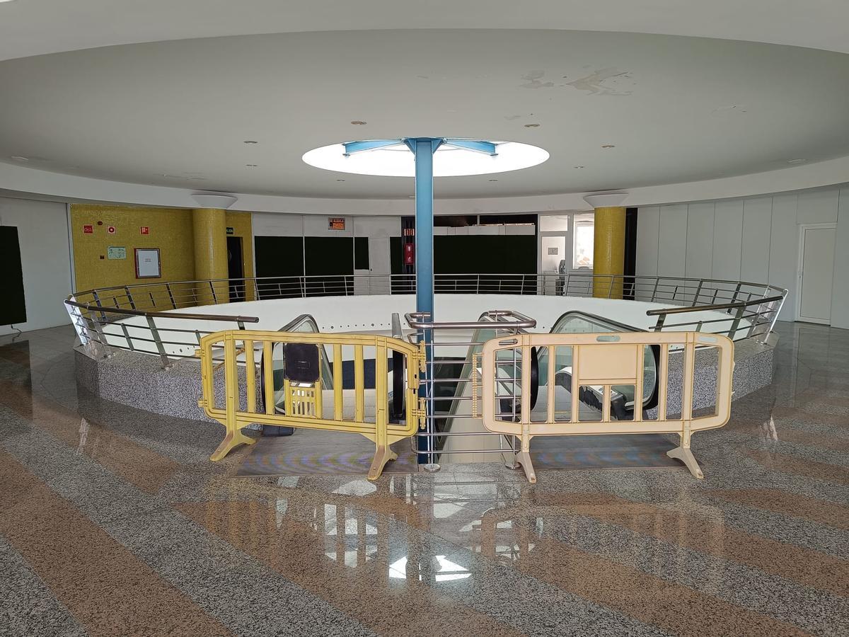 Las escaleras mecánicas del centro comercial fuera de servicio y valladas.