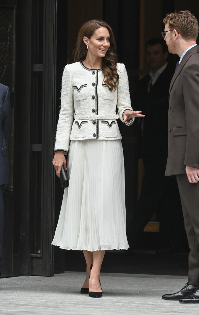 El look de Kate Middleton con vestido trampantojo de Self-Portrait y stilettos de Aquazzura