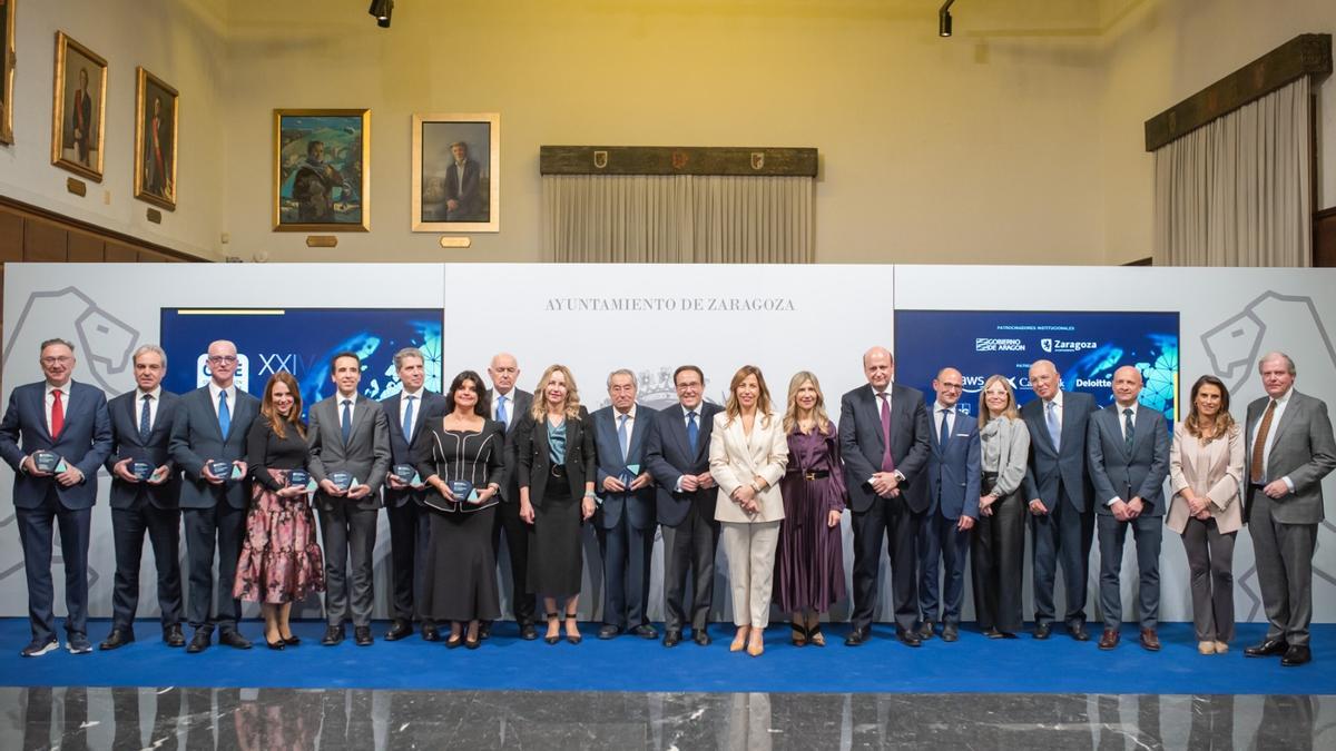 Autoridades y galardonados en la entrega de los premios CEDE celebrada este miércoles en Zaragoza.