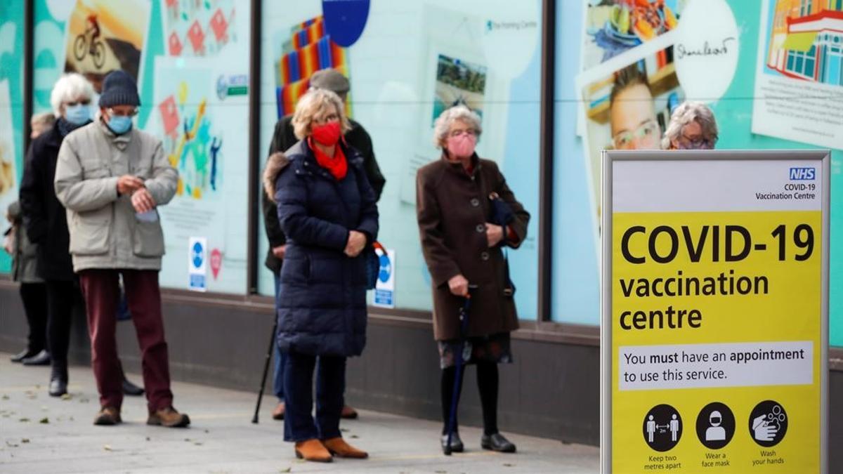 FILE PHOTO  People queue to receive the coronavirus disease (COVID-19) vaccine outside a closed down Debenhams store that is being used as a vaccination centre in Folkestone  Kent  Britain January 28  2021  REUTERS Andrew Couldridge File Photo