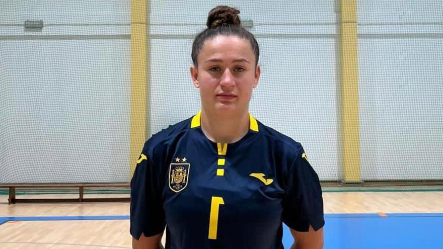 Teresa Julve, portera de fútbol sala de Cabanes en la selección española sub-19.