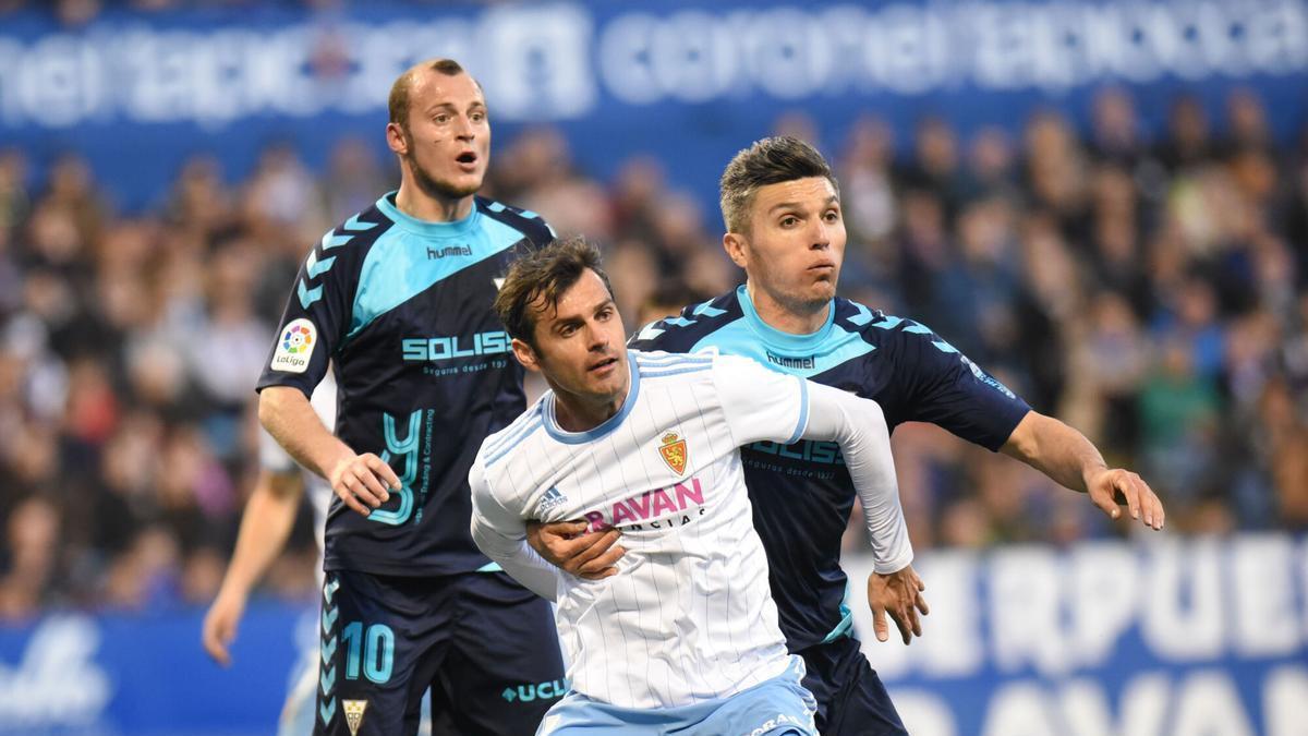Chechu Dorado, en una disputa de balón en un partido con el Real Zaragoza