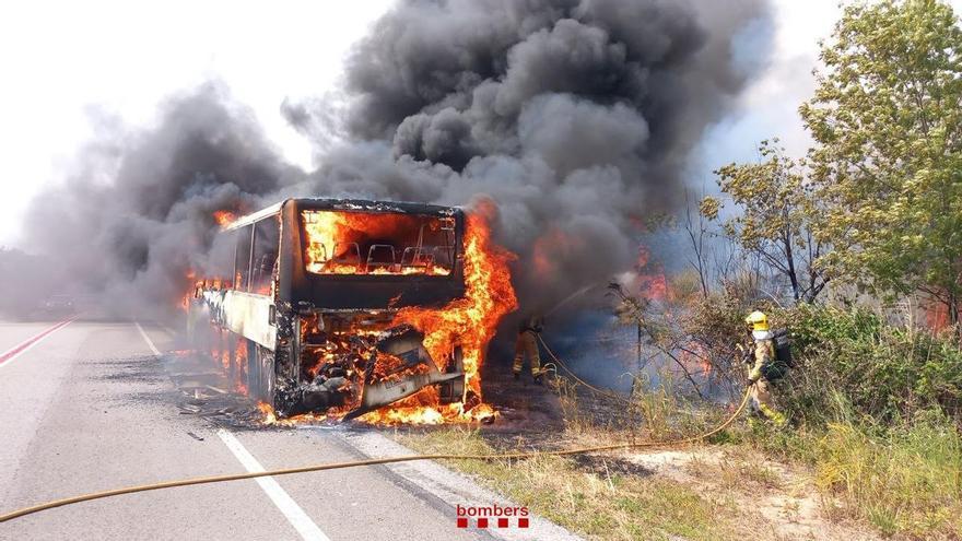 Un autobús incendiado obliga a cortar la línea del AVE entre Madrid y Barcelona
