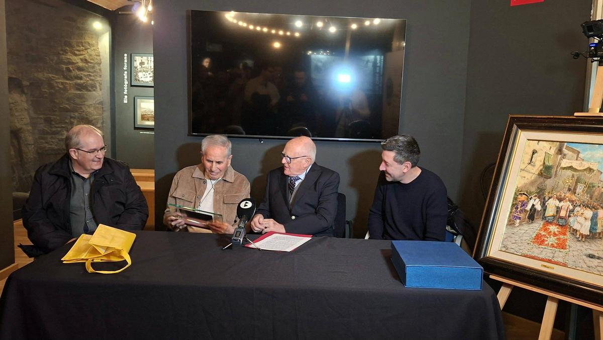 El pintor Ramon Calonge en el moment de rebre el reconeixement, entre Albert Rumbo, Jaume Farguell i l'alcalde Ivan Sànchez