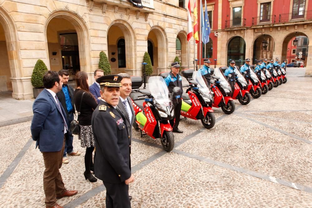 Presentación de las nuevas motos eléctricas de la Policía Local de Oviedo