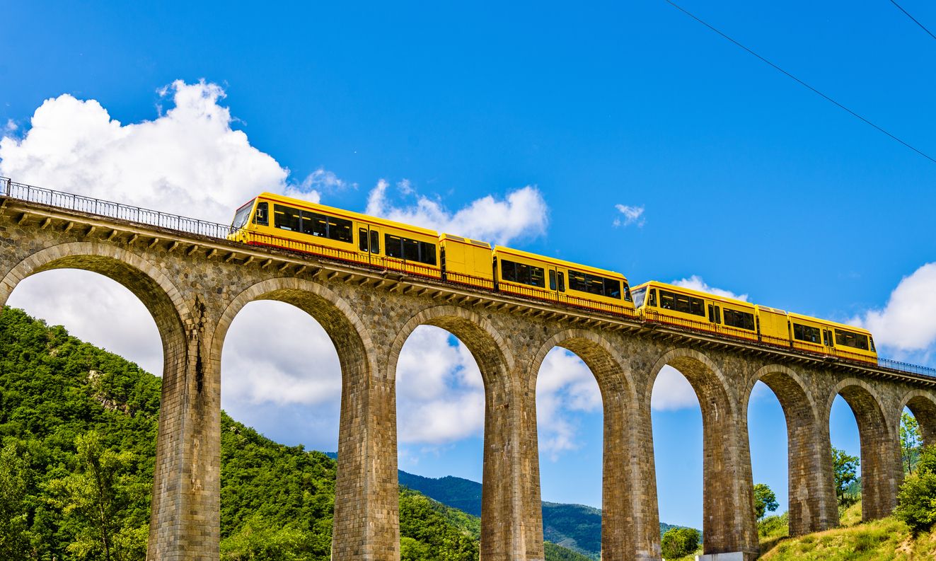 El tren amarillo sobre el puente Sejourne Jaune.