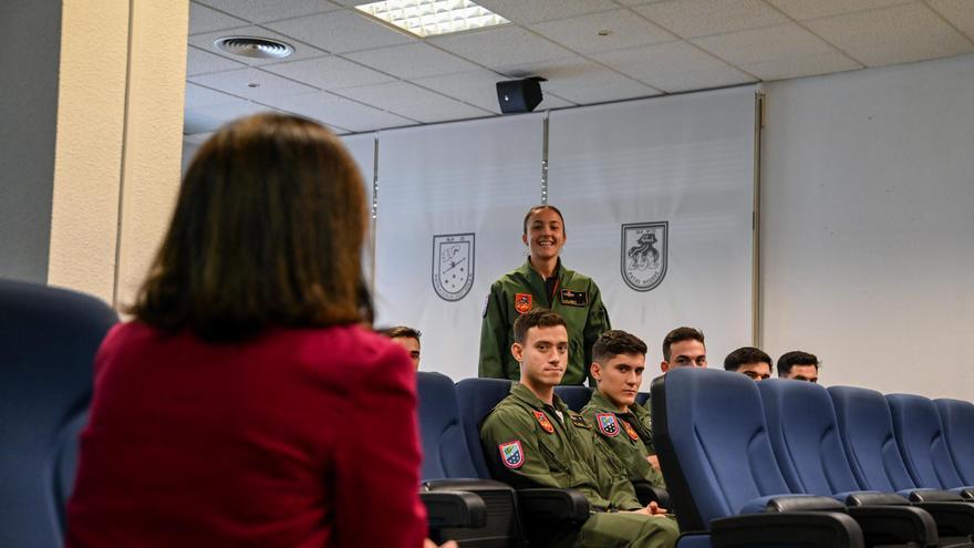 Robles destaca la labor de la escuela de pilotos de caza y ataque de la Base de Talavera