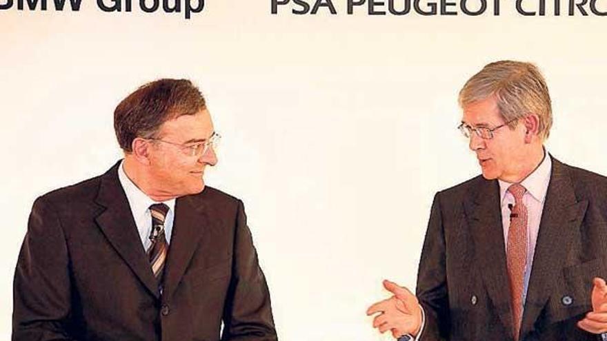 Los presidentes de BMW (Norbert Reithofe) y PSA (Philippe Varin), tras crear la &quot;joint-venture&quot; en 2011.