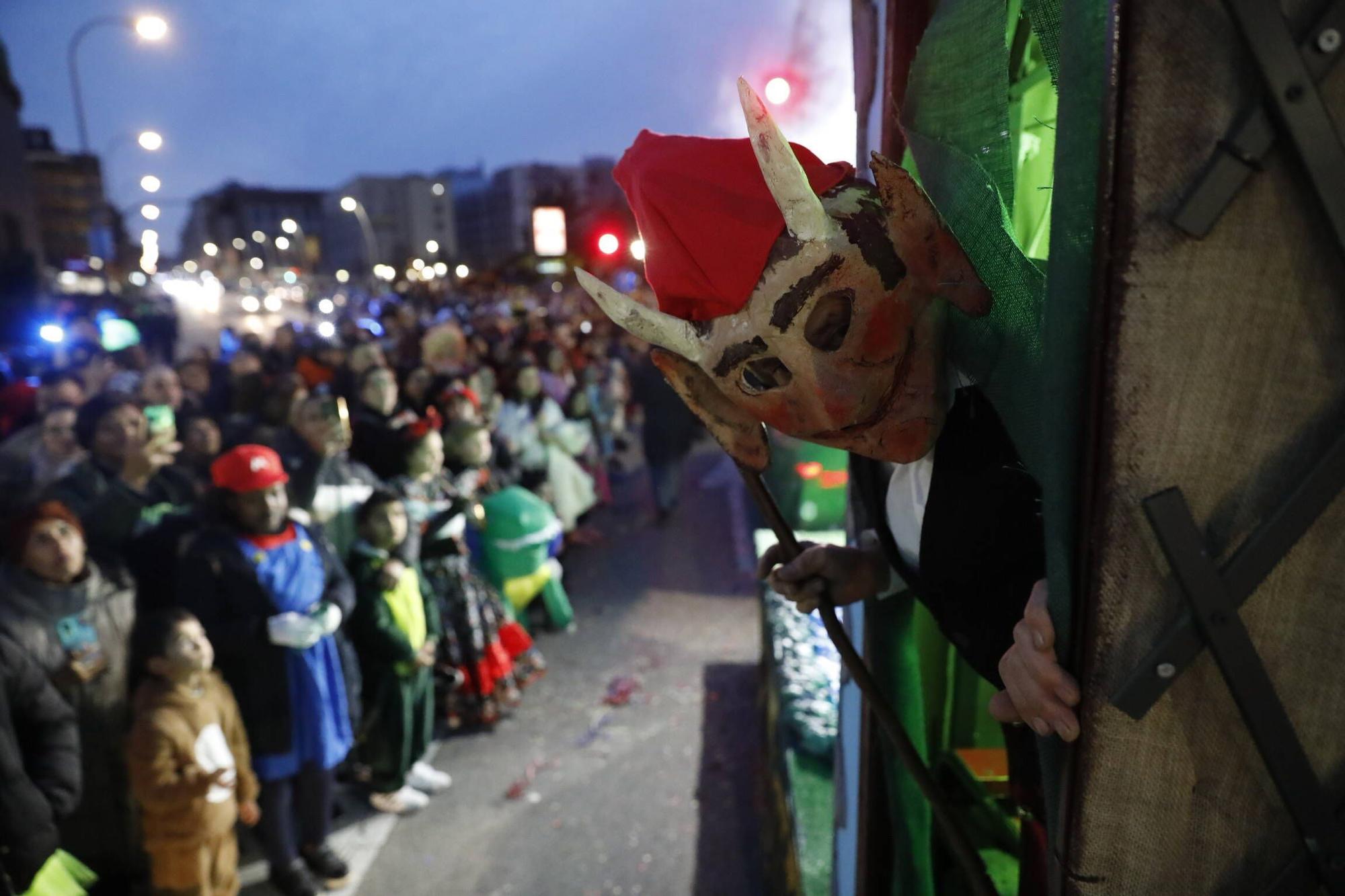 Así fue el multitudinario desfile del Antroxu de Gijón (en imágenes)