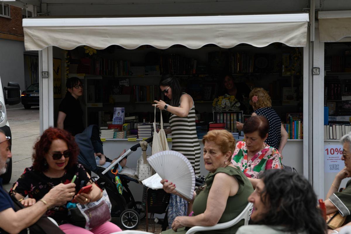 Feria del libro. Pregón a cargo de Dolores Fidalgo sobre Margarita Ferreras. Fotos del pregón y ambiente. La primera presentación es las 19.00 horas y lo presenta Ana Arias