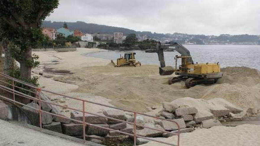 Imagen de la zona, con dos excavadoras y la arena removida. // S. Á.