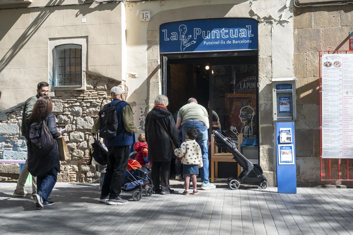 Barcelona. 21.03.2026.  Cultura.   Acceso a la sala de teatro La Puntual en el Born para presenciar la obra de marionetas ‘El patito feo’, para público infantil, dentro de la programación ‘Cap butaca buida’. Fotografía de Jordi Cotrina