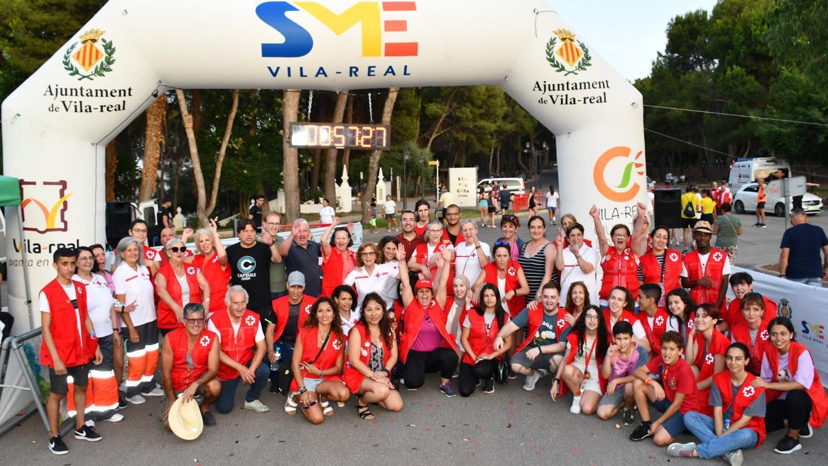 Foto de familia tras la carrera de los voluntarios de Cruz Roja y representantes municipales, entre ellos el alcalde o el concejal de Deportes.