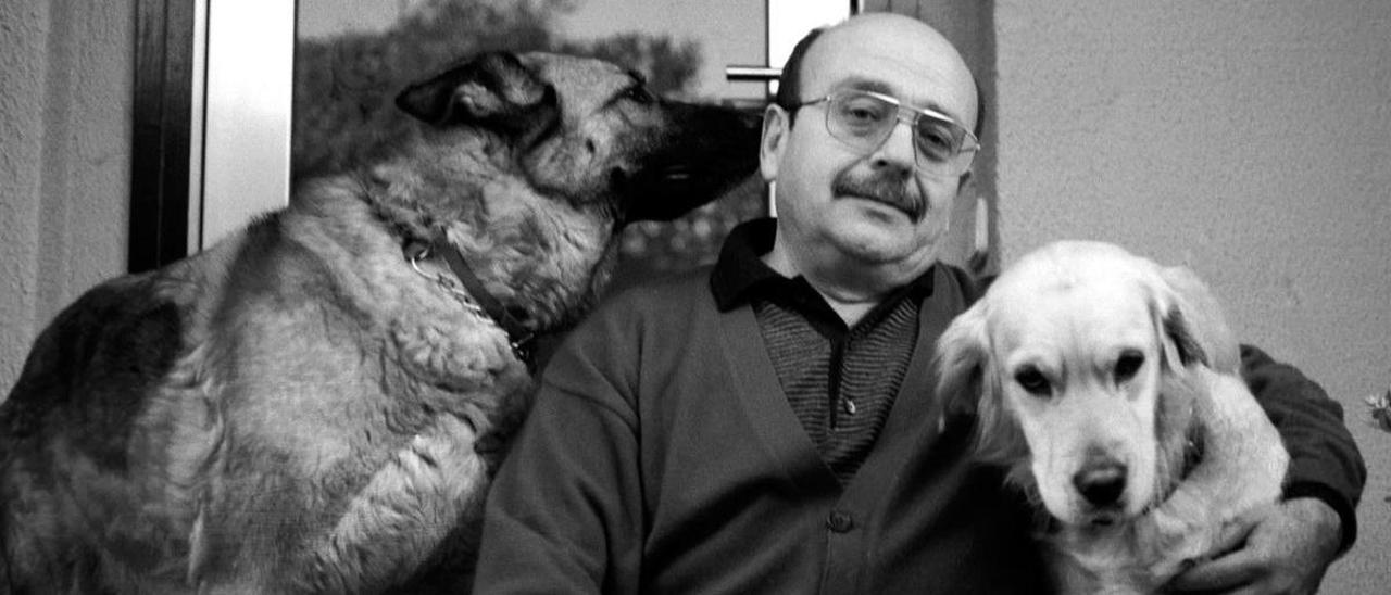 Manuel Vázquez Montalbán, con sus perros, en 1996.