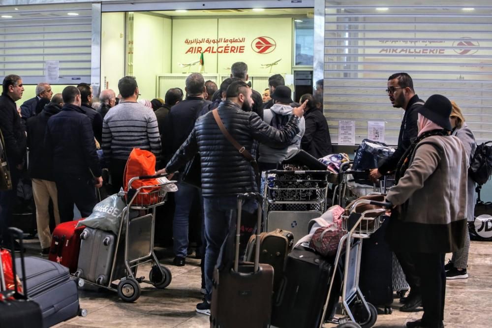 El temporal obliga a cerrar el tráfico aéreo en el aeropuerto de Alicante-Elche