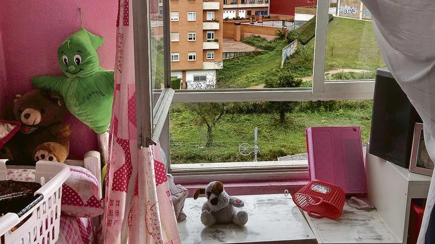 La ventana desde la que se precipitó el pequeño, en el piso familiar de La Argañosa.