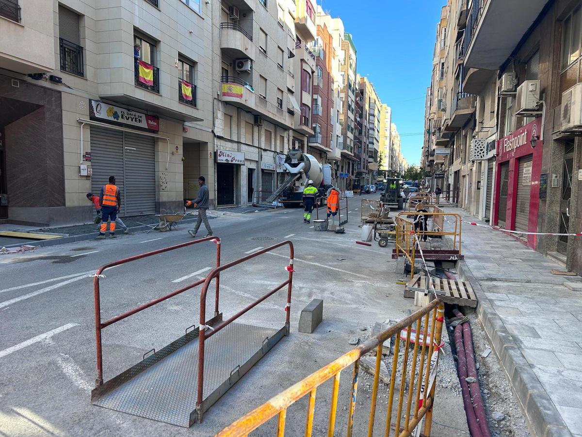 Las obras en la calle Ruperto Chapí avanzan en Elche