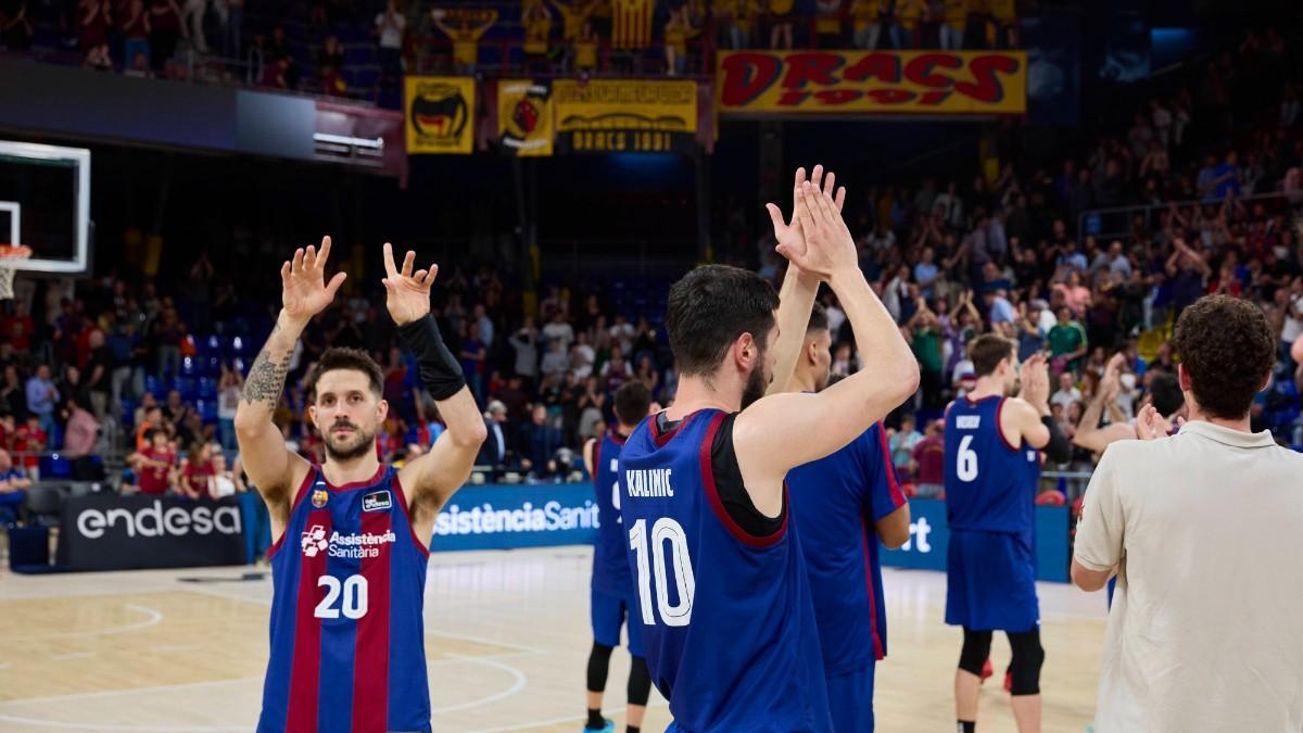 Los jugadores del Barça agradecen el apoyo a la afición del Palau Blaugrana
