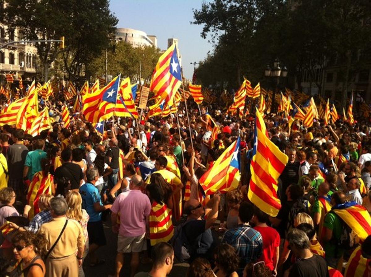 Cientos de manifestantes se aglutinan en la plaza de Catalunya a la espera de más participantes procedentes de Paseo de Gracia, durante la Diada del 2012.