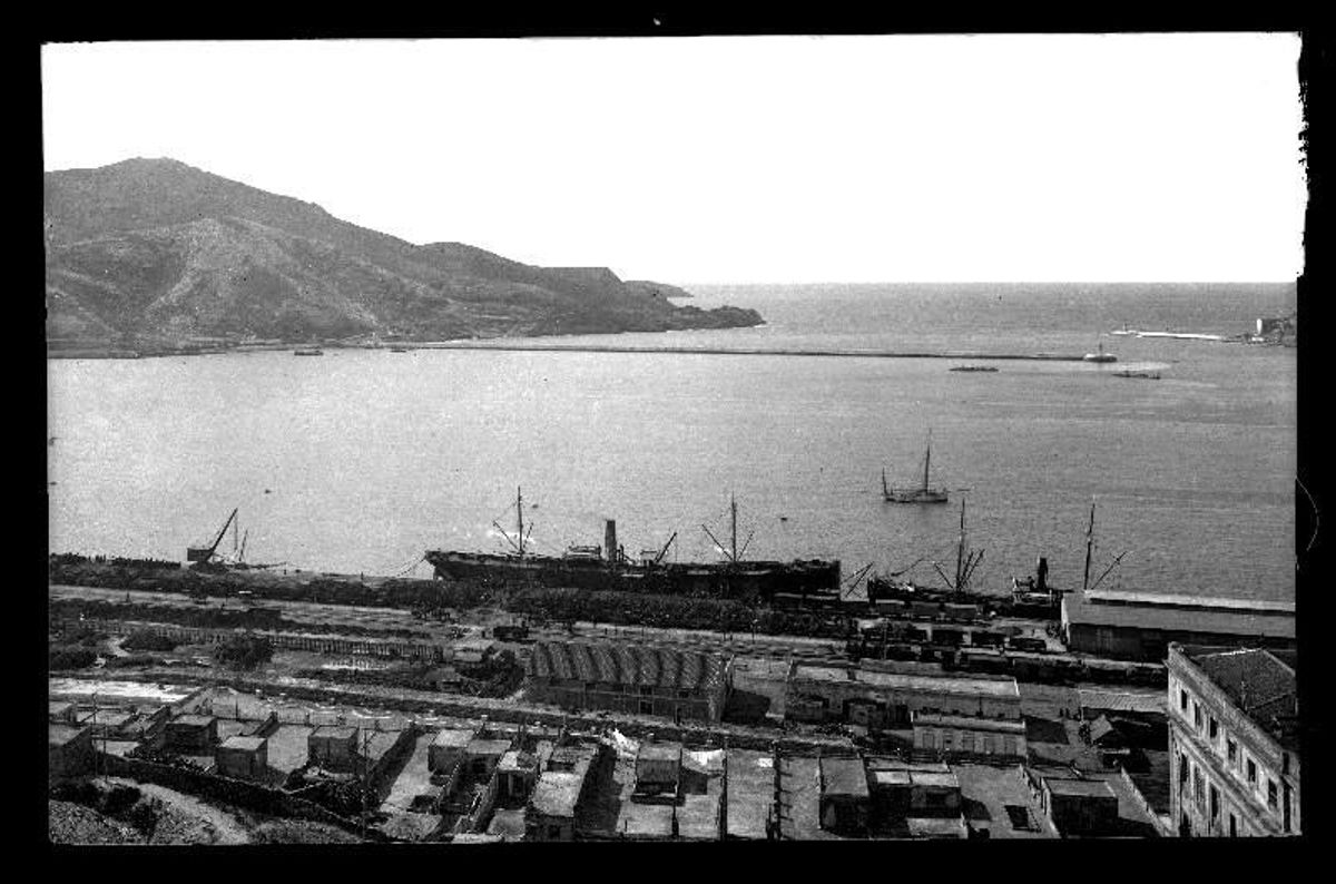 Vista panorámica del puerto de Cartagena desde el cerro de la Concepción (1915).