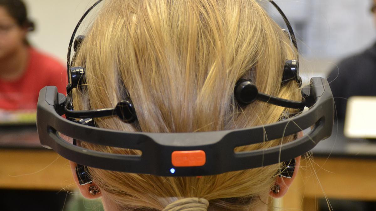 Los investigadores utilizaron tecnología portátil de electroencefalograma (EEG) (en la foto de arriba) para medir las ondas cerebrales de los estudiantes y profesores.