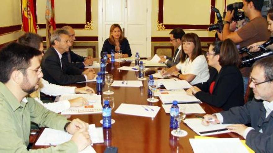 Reunión de la vicepresidenta del Consell con los representantes de la oposición para abordar el decálogo de acuerdos.